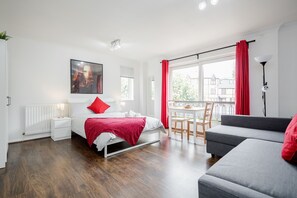 Habitación cuádruple Deluxe, 1 cama matrimonial y sofá cama, vista al río | Sábanas italianas Frette y ropa de cama de alta calidad