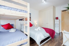 Chambre Quadruple Deluxe, plusieurs lits, vue fleuve | Draps italiens Frette, literie de qualité supérieure