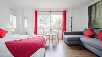 Deluxe vierpersoonskamer, 1 tweepersoonsbed met slaapbank, uitzicht op rivier | Italiaanse Frette-lakens, luxe beddengoed, Select Comfort-bedden