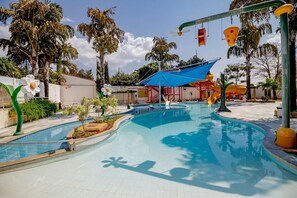 3 piscines couvertes, 3 piscines extérieures