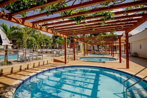 3 piscines couvertes, 3 piscines extérieures