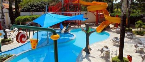 3 piscines couvertes, 3 piscines extérieures