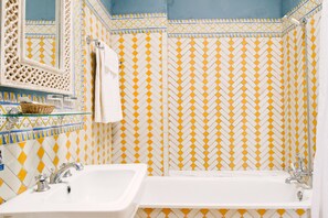 Departamento, 2 habitaciones | Baño | Amenidades de baño gratuitas y toallas 