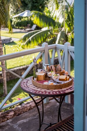 Desayuno para llevar todos los días (con cargo) 