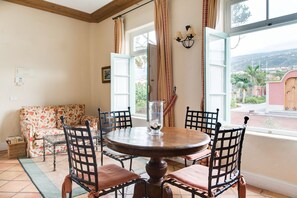 アパートメント 2 ベッドルーム | リビング エリア