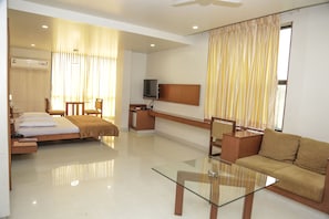Executive-Doppelzimmer, 1 King-Bett, barrierefrei | Wohnzimmer | Flachbildfernseher