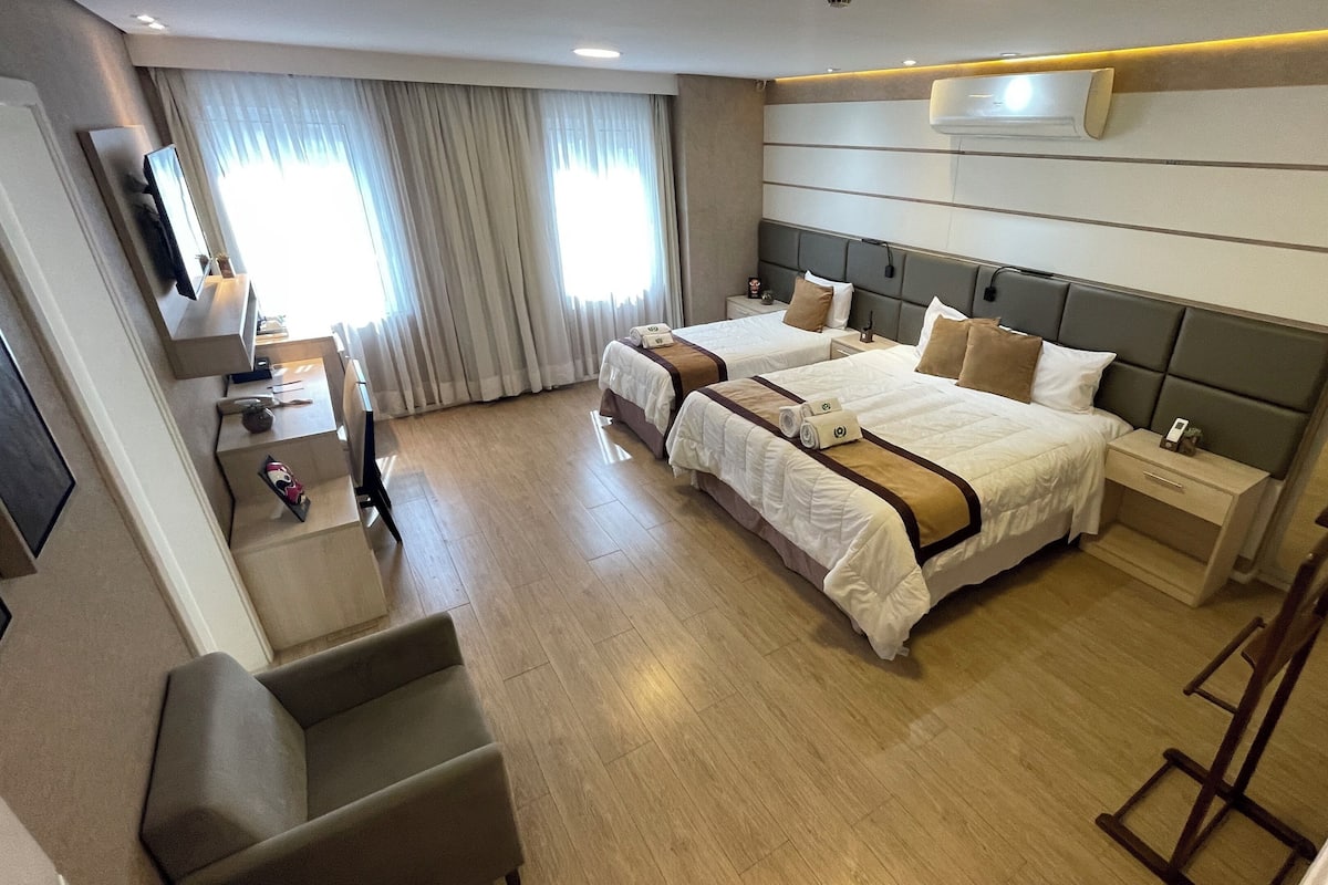 Quarto Luxo Triplo, tipo de camas | Een minibar, een kluis op de kamer, een bureau, een laptopwerkplek
