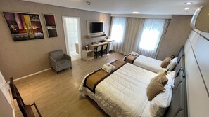 Quarto Luxo Triplo, tipo de camas | Minibar, in-room safe, desk, laptop workspace - Hotel Global Grupos (São Paulo)
