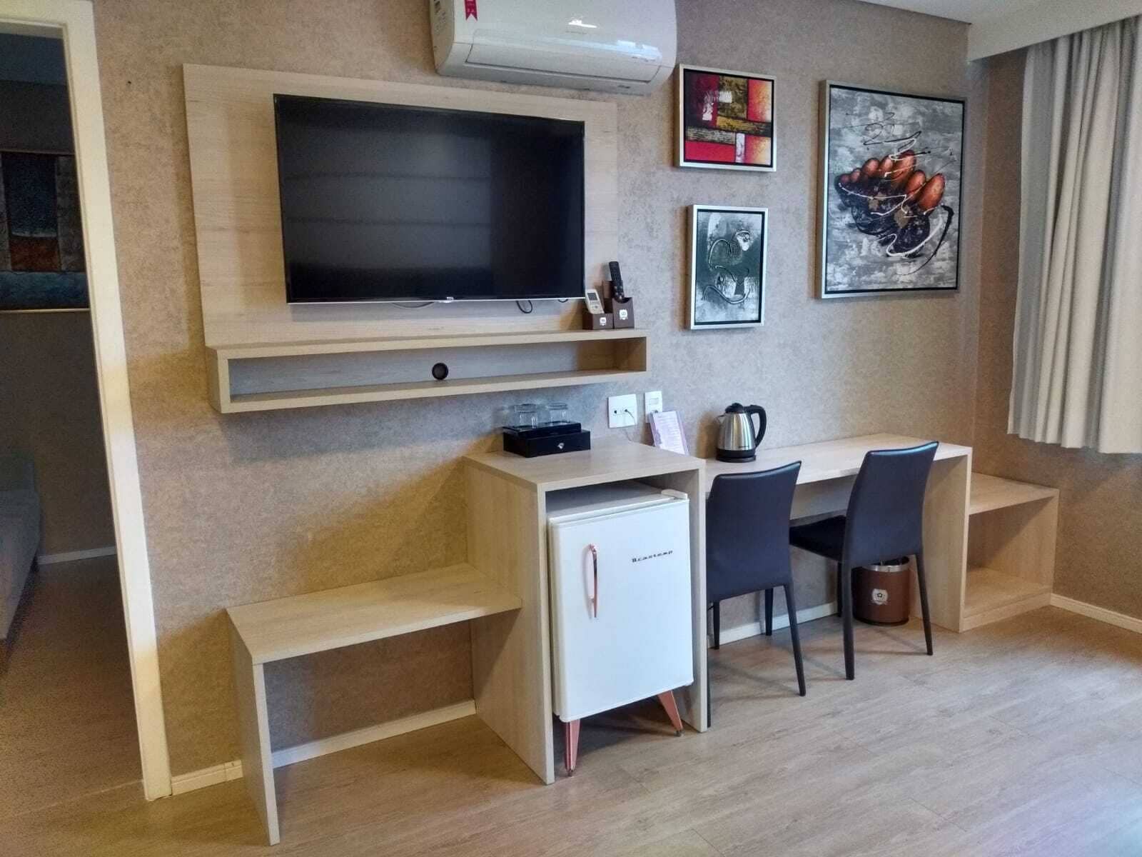 Een minibar, een kluis op de kamer, een bureau, een laptopwerkplek