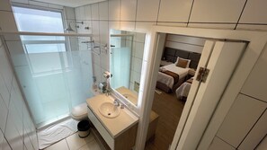 Quarto Luxo Triplo, tipo de camas | Bathroom | Shower, free toiletries, towels
