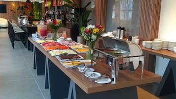 Daily buffet breakfast (BRL 40 per person)