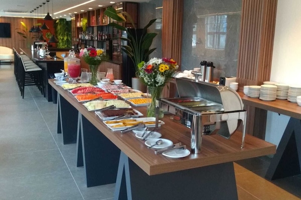 Daily buffet breakfast (BRL 40 per person)