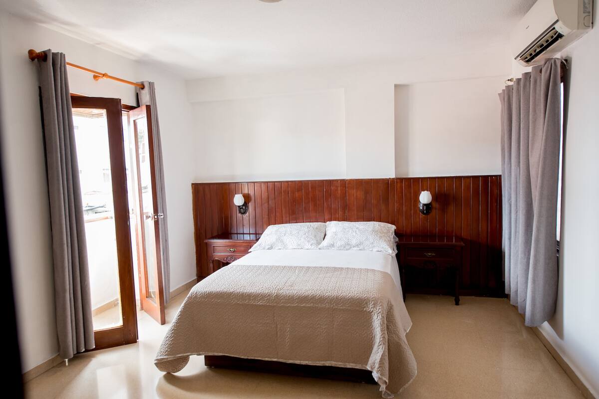 Superior Double Room | In-room safe, desk, soundproofing, WiFi (free)