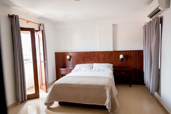 In-room safe, desk, soundproofing, free WiFi