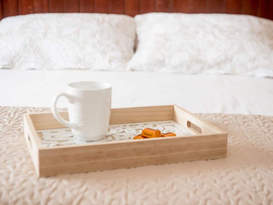 Caja de seguridad en la habitación y escritorio