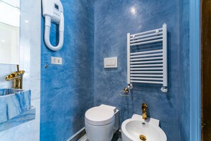 Dobbeltrom – deluxe | Bad | Dusj, toalettartikler (inkludert), hårføner og bidé