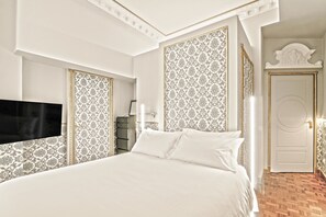 Deluxe Double Room | Individually decorated, individually furnished, iron/ironing board - Rivière Private Rooms Alla Scala (Milan)