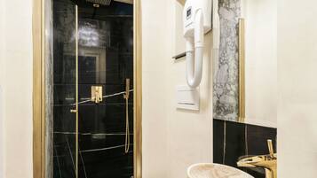 Deluxe-Doppelzimmer | Badezimmer | Dusche, kostenlose Toilettenartikel, Haartrockner, Bidet