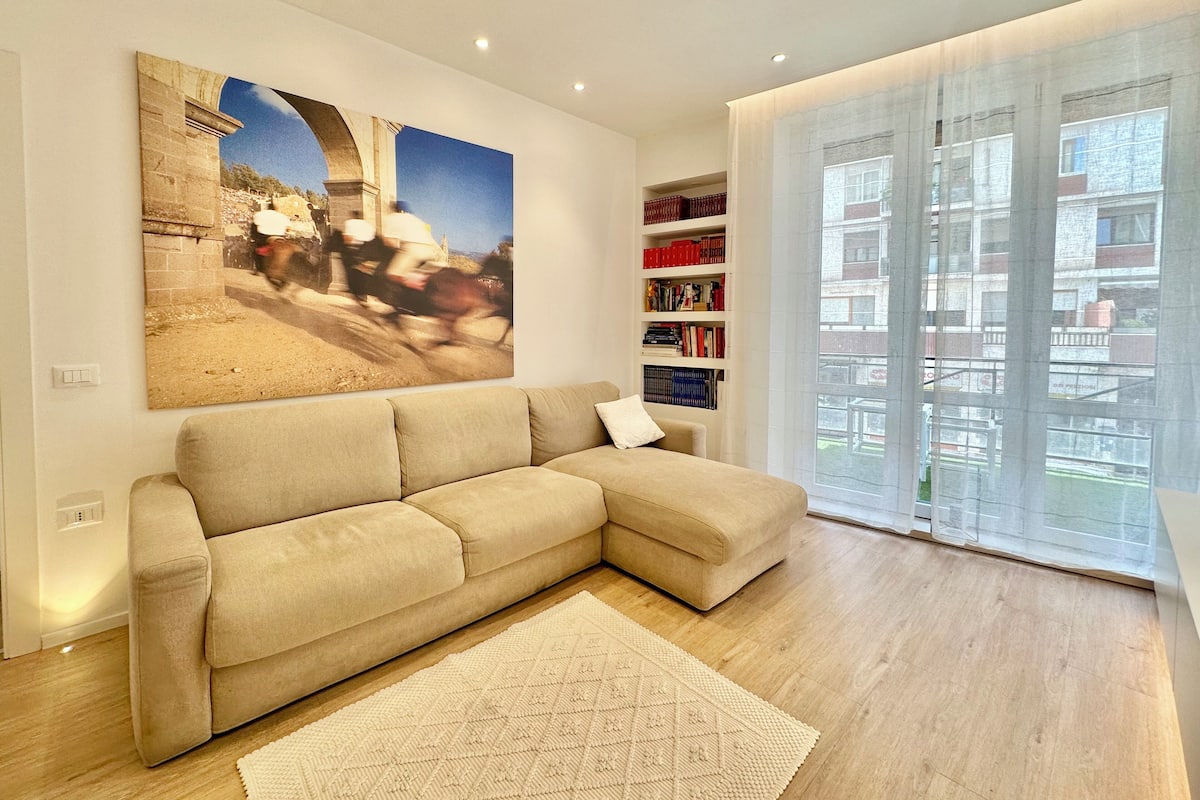 Deluxe Room | 1 bedroom, in-room safe, desk, blackout drapes