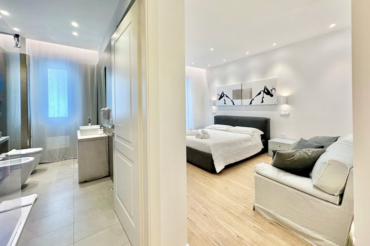 Exclusive Suite, Courtyard View | 1 bedroom, in-room safe, desk, blackout drapes