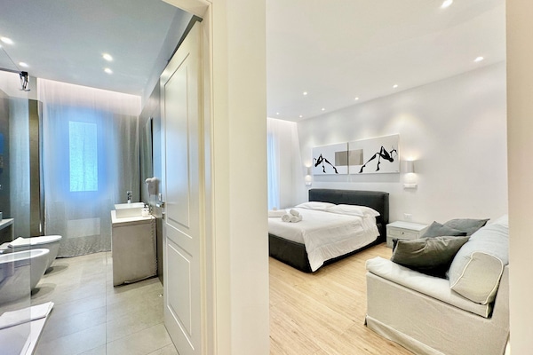 Suite Exclusive, vue cour intérieure | Coffres-forts dans les chambres, bureau, rideaux occultants