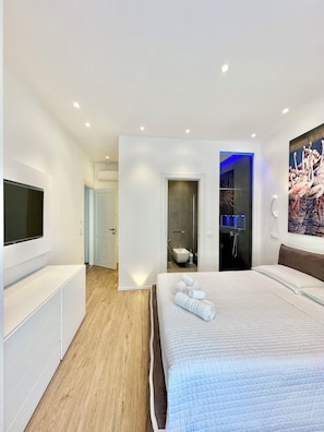 Deluxe Room | In-room safe, desk, blackout drapes, soundproofing - J&O' Luxury Suite (Cagliari)