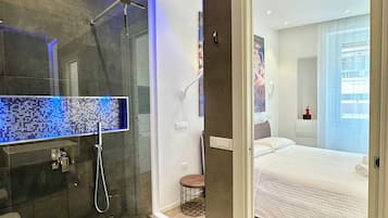 Deluxe Room | Bathroom | Shower, rainfall showerhead, hair dryer, bidet