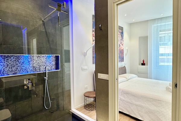 Deluxe Room | Bathroom | Shower, rainfall showerhead, hair dryer, bidet