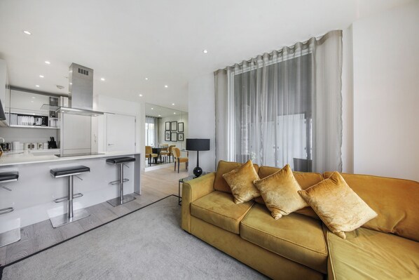 Executive Apartment, 2 Double Beds | Living area
