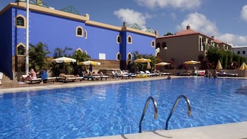 Una piscina al aire libre (de 10:00 a 18:00), sombrillas, tumbonas