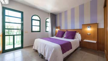 1 dormitorio, caja fuerte, escritorio y cortinas opacas