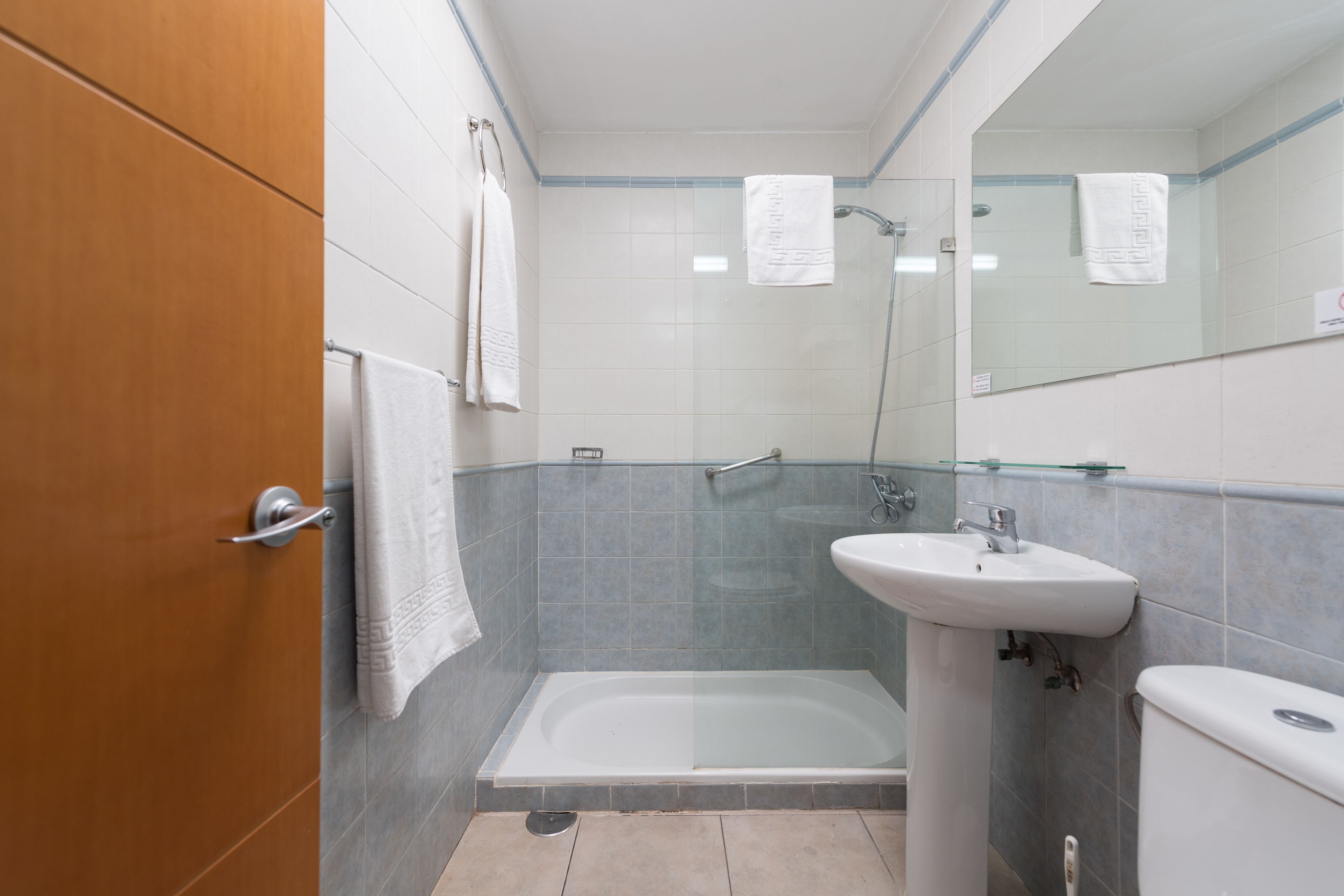 Un baño con bañera, lavabo e inodoro.