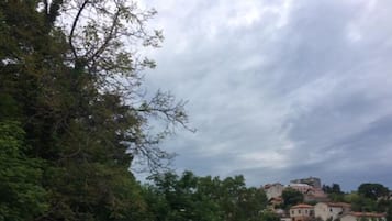 Dreibettzimmer, Gemeinschaftsbad | Ausblick vom Zimmer