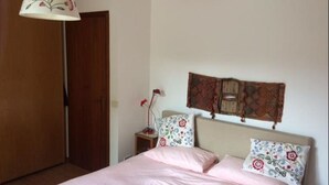 Kamar Triple, kamar mandi umum | Brankas, setrika/meja setrika, Wi-Fi gratis, dan seprai linen