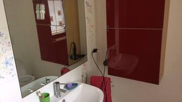 Triple Room, Shared Bathroom | Bathroom | Shower, hair dryer, bidet, towels