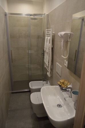 Deluxe-Doppelzimmer, 1 Queen-Bett, eigenes Bad | Badezimmer | Dusche, Regendusche, kostenlose Toilettenartikel, Haartrockner