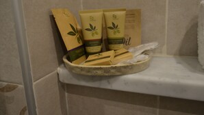 Une étagère de salle de bain avec des articles de toilette.