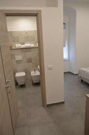 Deluxe Double or Twin Room, 1 Bedroom, Private Bathroom | Bathroom