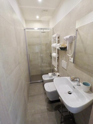 Dusche, Regendusche, kostenlose Toilettenartikel, Haartrockner