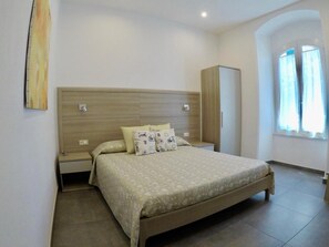 In-room safe, desk, soundproofing, free WiFi - Mare Dentro Rooms (La Spezia)