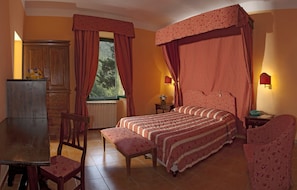 Desk, bed sheets - La Casella (Ficulle)