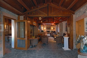 Coin salon dans le hall