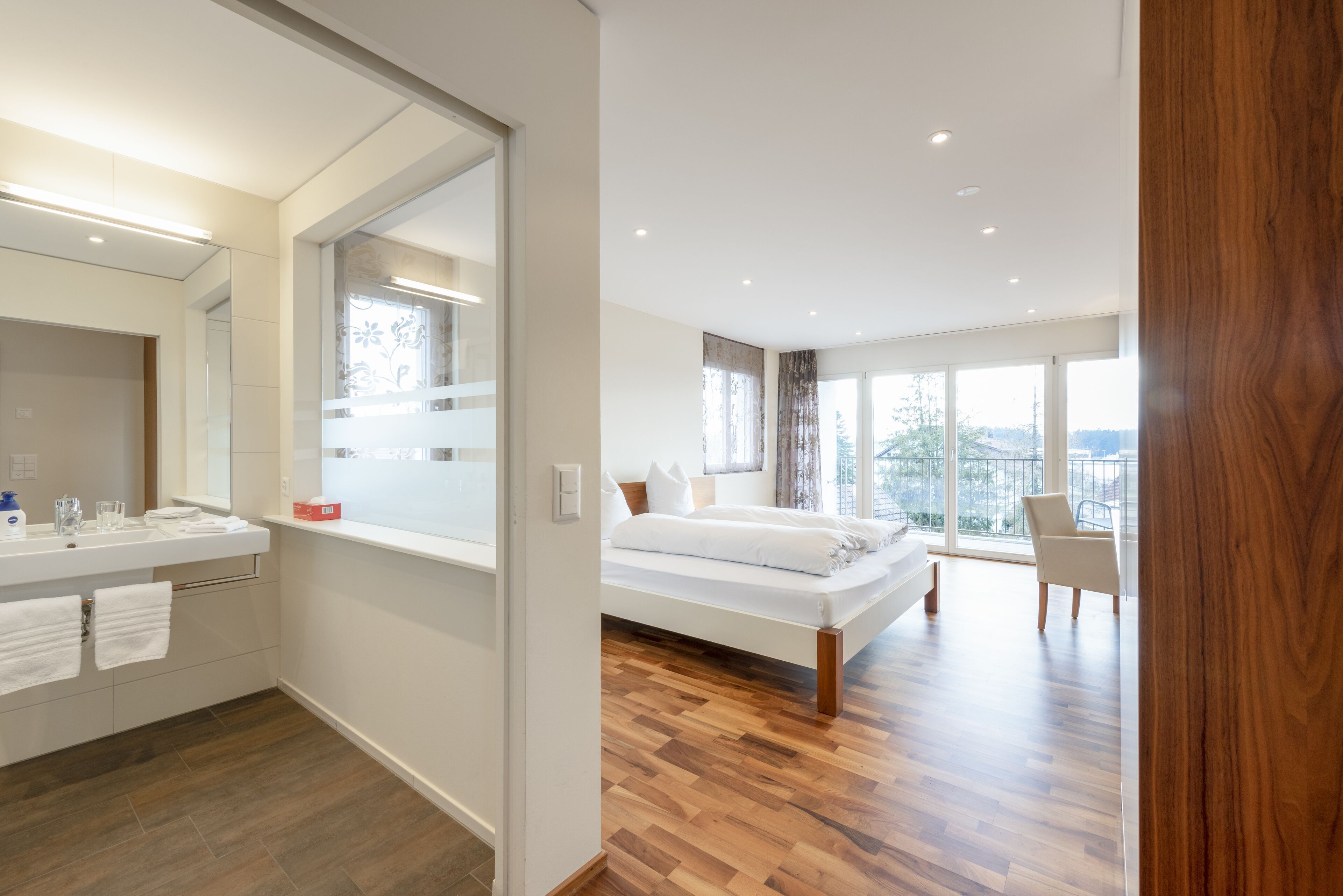 Escritorio, wifi gratis y ropa de cama 