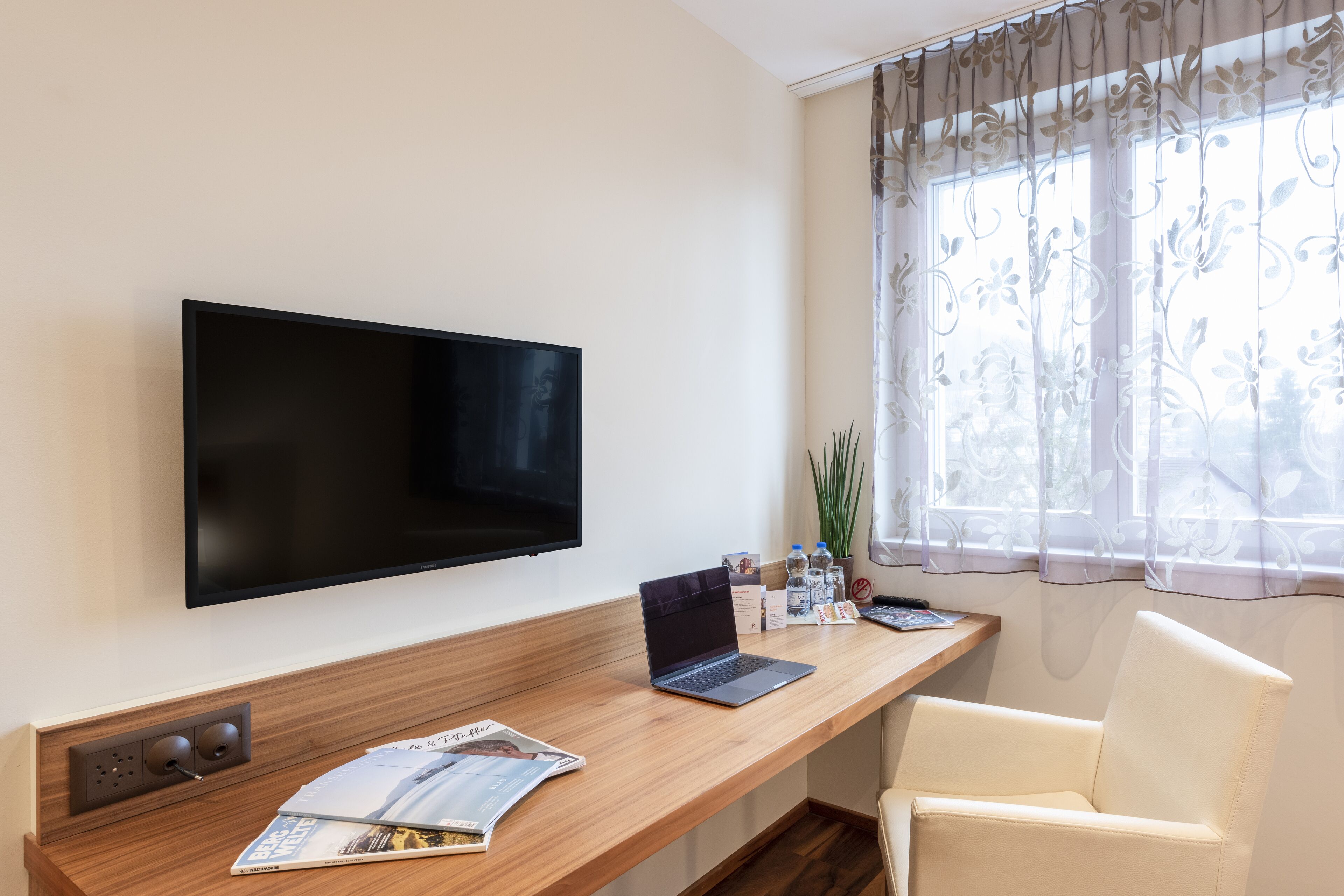 double room, mountain view | room amenity