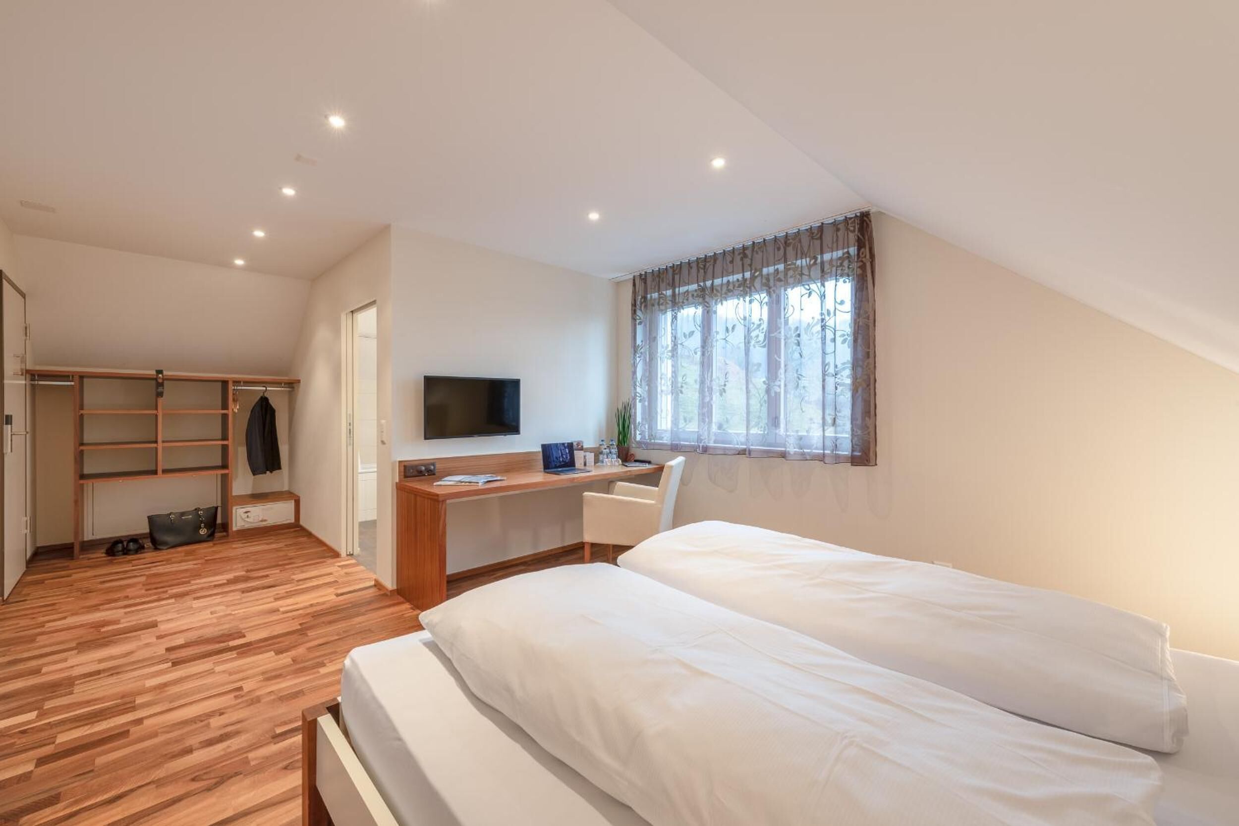 desk, free wifi, bed sheets