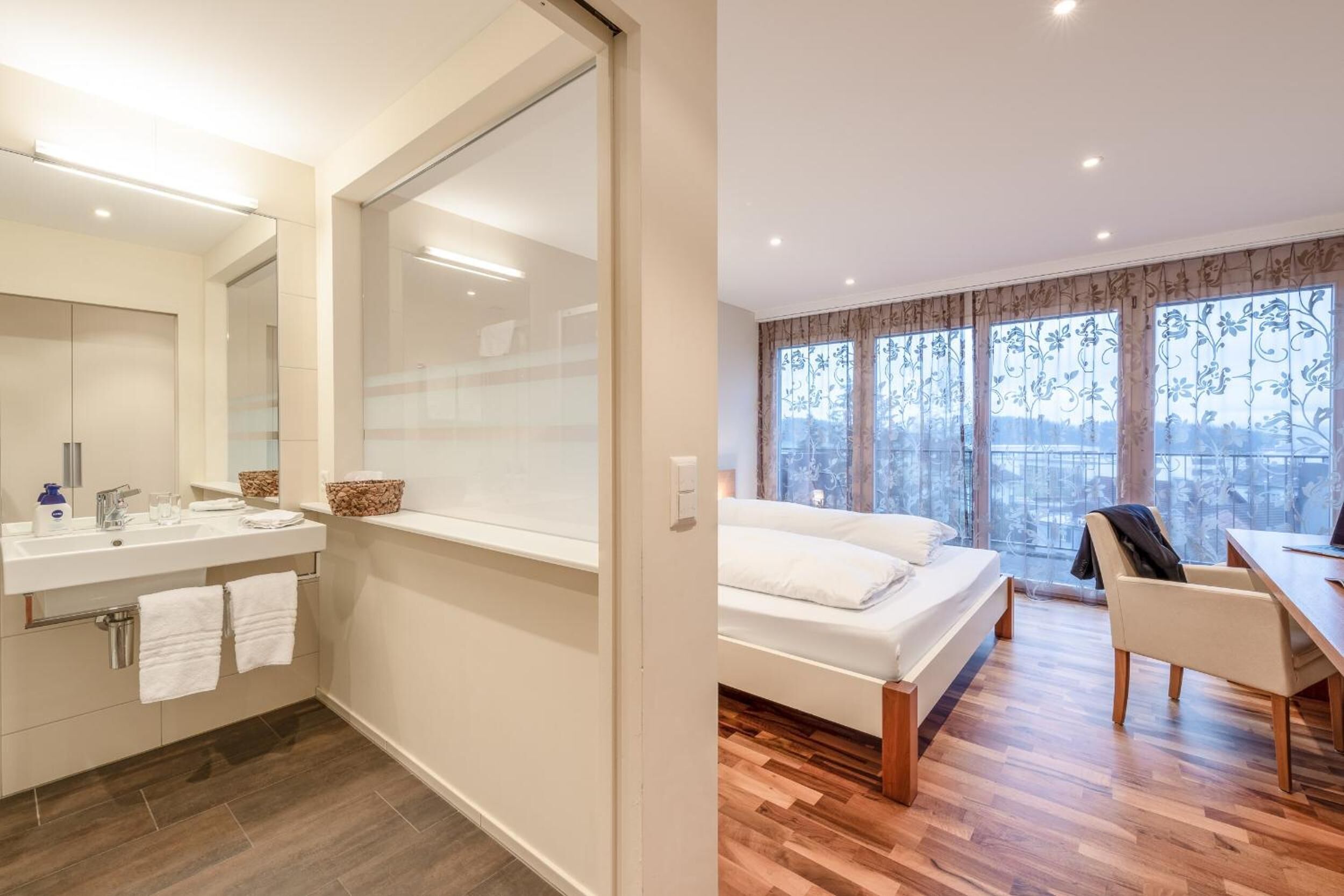 desk, free wifi, bed sheets