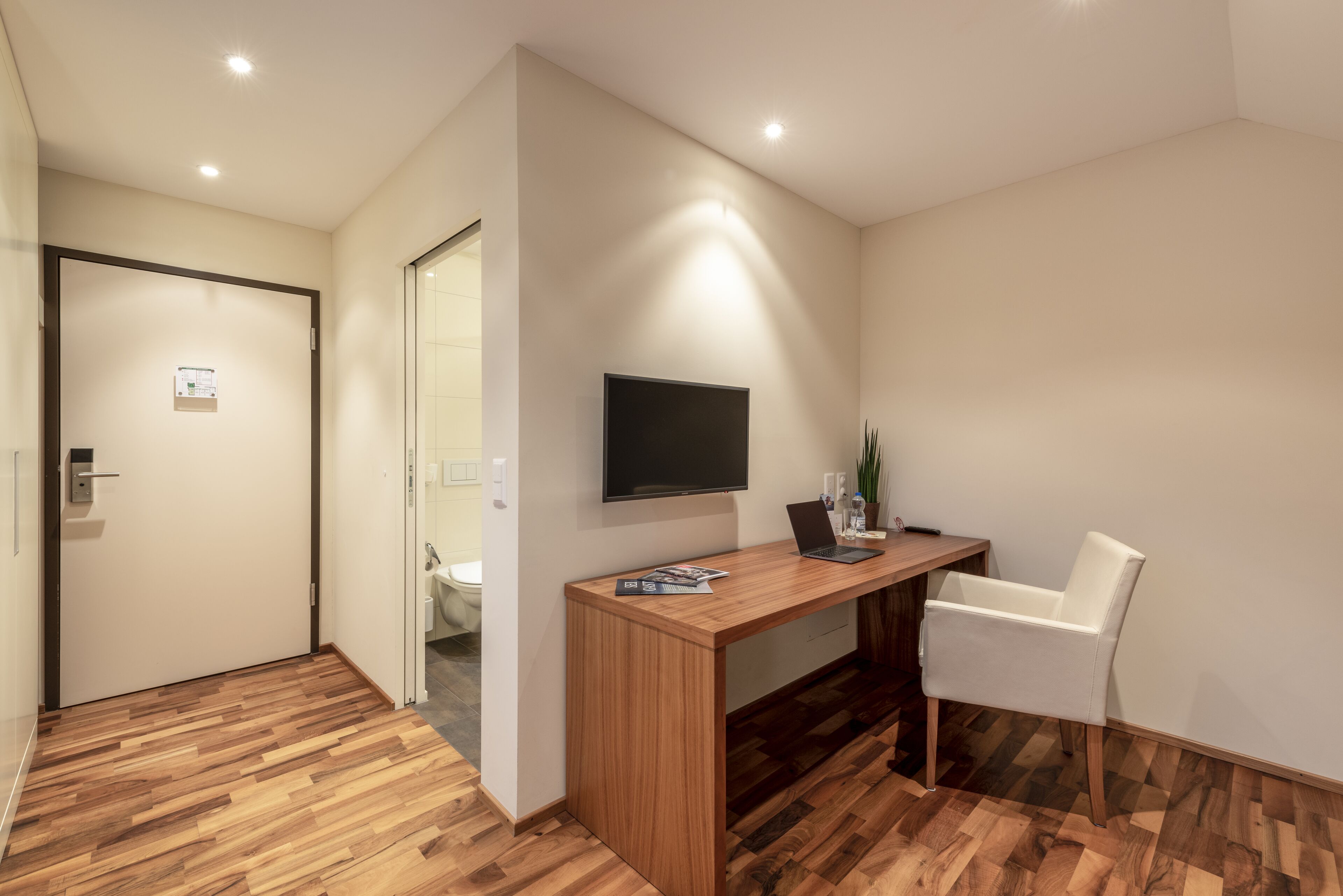 basic single room | room amenity