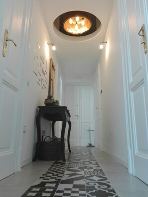 Hallway - Déjà Vu (Crotone)