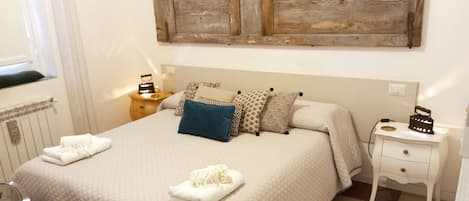 Departamento romántico, baño privado, vista al mar | Ropa de cama de alta calidad, escritorio y cortinas blackout