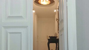 A hallway with a patterned rug, a door, and a doormat with the text "CHOOSE ONE: ESC or enter". - Déjà Vu (Crotone)